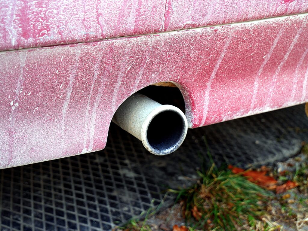 Imagem de apoio com escapamento automotivo em oficina ou loja de peças, relacionada ao artigo Como Saber Qual Escapamento Serve no Meu Carro (Aplicação) da SOS Escapamentos.