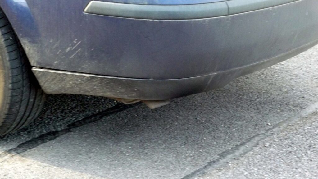 Imagem de apoio com escapamento automotivo em oficina ou loja de peças, relacionada ao artigo Downpipe: O Que É, Ganhos de Desempenho e Cuidados com a Lei da SOS Escapamentos.