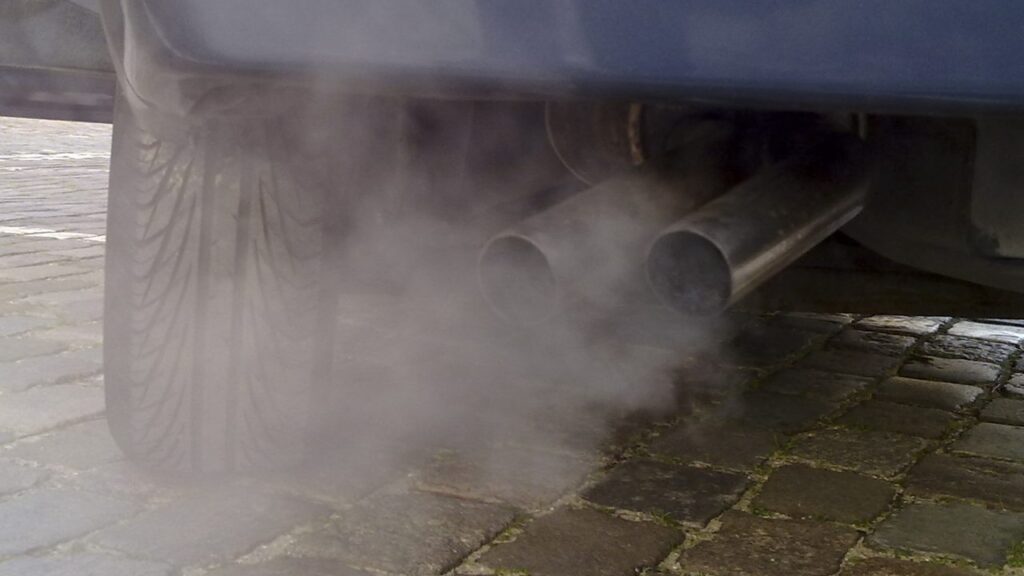 Imagem de apoio com gases de escapamento e inspeção automotiva, relacionada ao artigo Fumaça Azul no Escapamento: O Que Significa e Como Resolver da SOS Escapamentos.